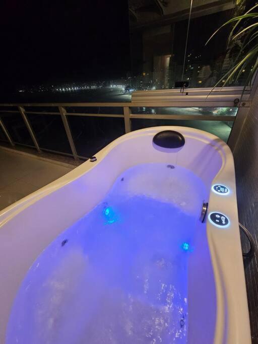 Pe Na Areia Com Jacuzzi E Vista Incrivel Mar! Guaruja