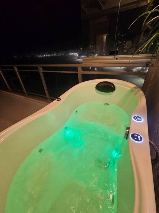 Pe Na Areia Com Jacuzzi E Vista Incrivel Mar! Apartment Guaruja